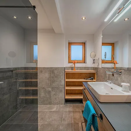 Lägenhet In With Parking Brixen im Thale