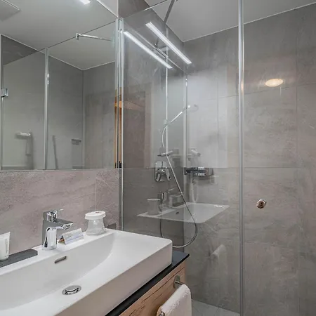 Apartment In With Parking Brixen im Thale